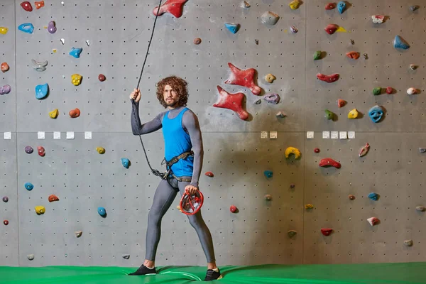 Sportlicher Junger Mann Hält Sich Beim Training Seil Gegen Kletterwand — Stockfoto