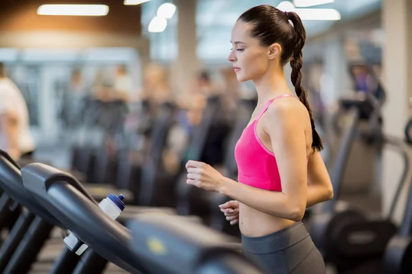 Junge Sportliche Frau Aktiver Kleidung Läuft Fitnessstudio Auf Dem Laufband — Stockfoto