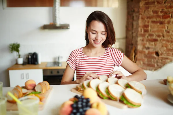 Красивая Молодая Домохозяйка Делает Вкусные Бутерброды Кухне Гостей — стоковое фото