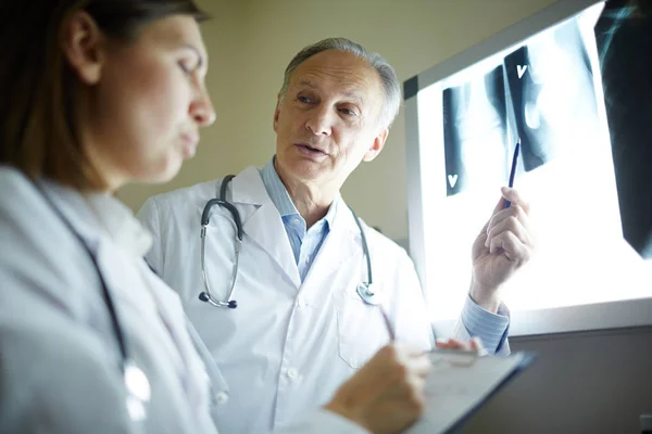 Dois Clínicos Whitecoats Discutindo Imagens Raios Seus Pacientes Trabalho — Fotografia de Stock