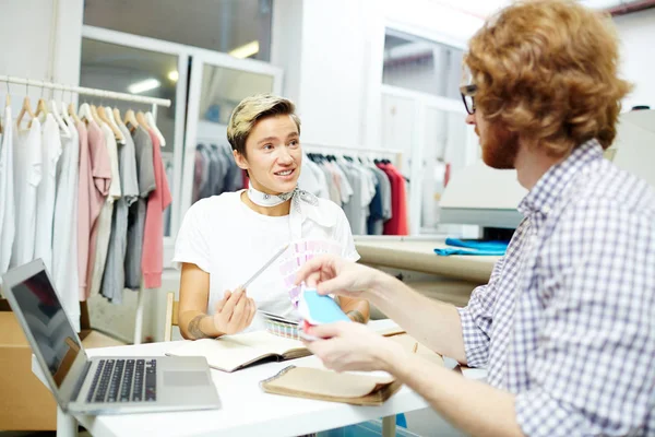 Young Designer Palette Trendy Colors Consulting Colleague While Preparing New — Stock Photo, Image