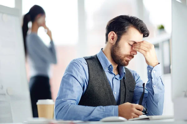 Hombre Negocios Cansado Tocándose Frente Mientras Está Sentado Lugar Trabajo —  Fotos de Stock