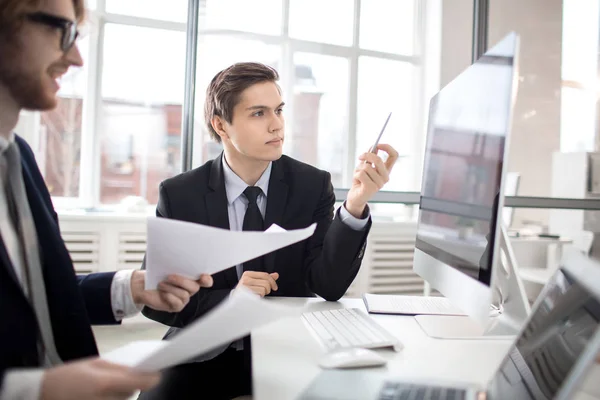 Jonge Vertrouwen Analist Wijzend Het Beeldscherm Tijdens Het Maken Van — Stockfoto