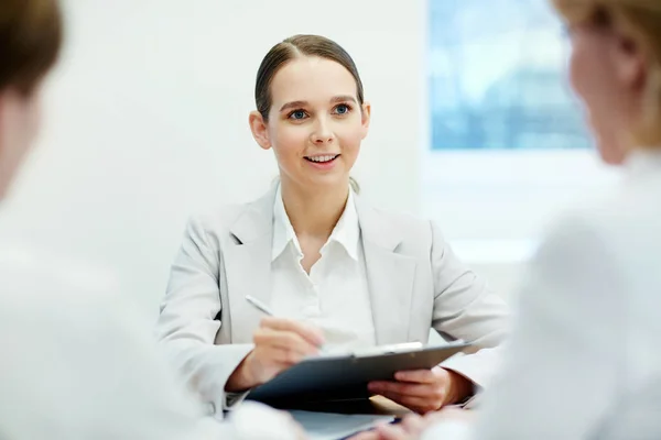 Junge Managerin Macht Sich Notizen Gespräch Mit Kollegen — Stockfoto