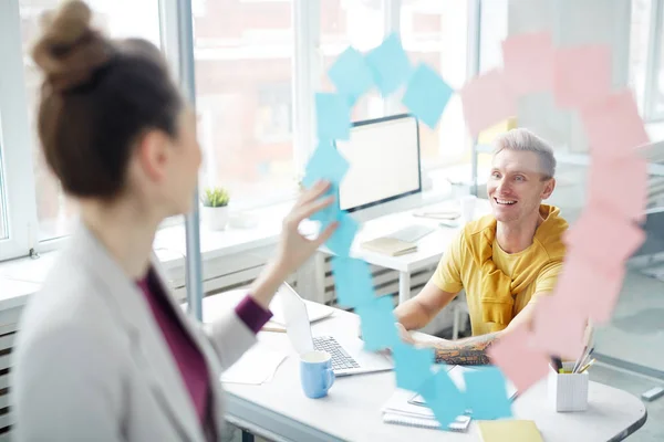 Glad Ung Manager Hjärtformad Ram Blå Och Rosa Klibbiga Notepapers — Stockfoto