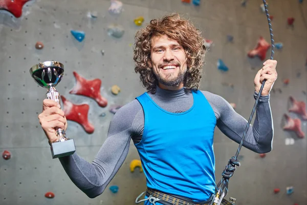 Junger Erfolgreicher Sieger Des Kletterwettbewerbs Zeigt Seine Goldene Trophäe — Stockfoto