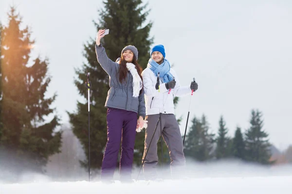 Modern Young Active Couple Skis Making Selfie Social Networks Winter — Stock Photo, Image