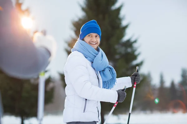 Glada Unga Skidåkare Tittar Sin Vän Med Leende Vinteraktivitet Park — Stockfoto
