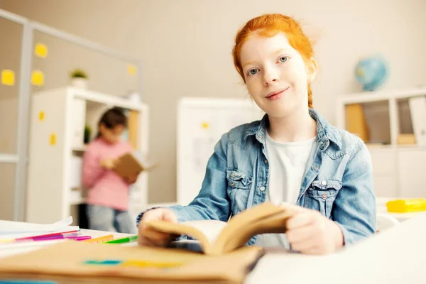 Carino Studentessa Con Libro Guardando Fotocamera Mentre Seduto Biblioteca Dopo — Foto Stock