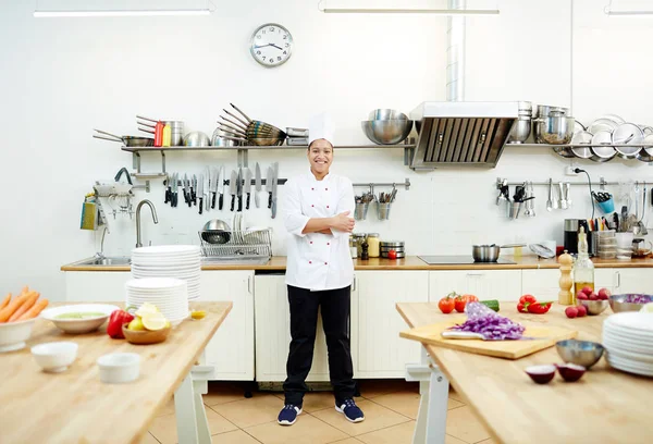 Alegre Chef Profesional Uniforme Mirando Cámara Cocina — Foto de Stock