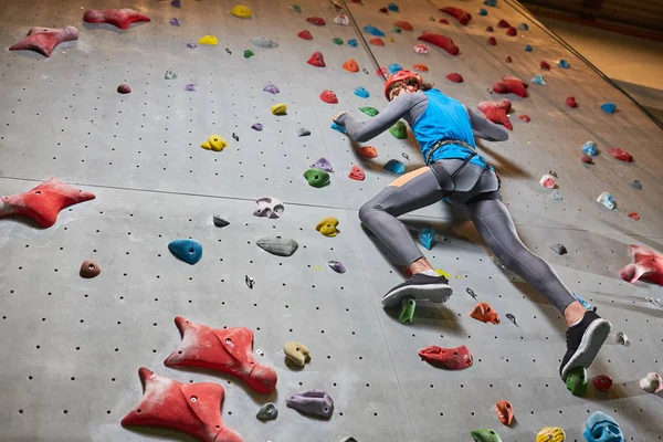 Genç Adam Kask Yukarı Tırmanma Duvarı Boyunca Spor Giyim — Stok fotoğraf