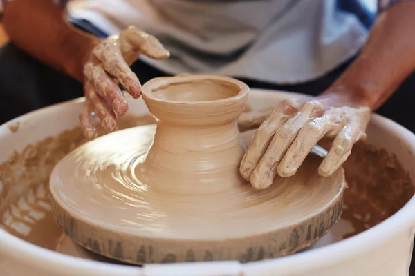 Mãos Humanas Tocando Jarro Rotativo Máquina Fireclay Durante Trabalho — Fotografia de Stock