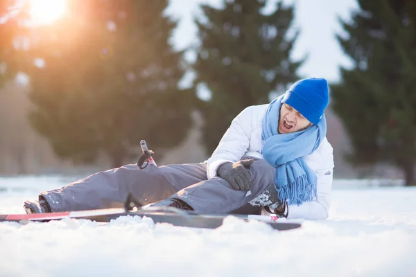 Unga Skidåkare Skrek Och Hålla Händerna Ont Knä Liggandes Snödriva — Stockfoto