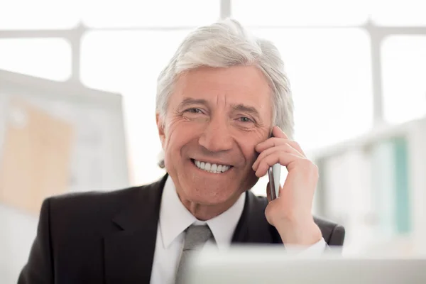 Hombre Negocios Director Edad Mirando Cámara Con Sonrisa Mientras Habla — Foto de Stock