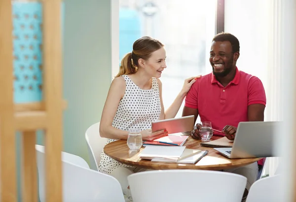 Dois Jovens Gestores Interculturais Rindo Enquanto Discutem Assistem Coisas Engraçadas — Fotografia de Stock