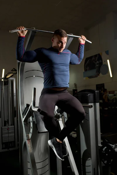 Jonge Man Opknoping Dwarsbalk Tijdens Het Trainen Sportclub — Stockfoto