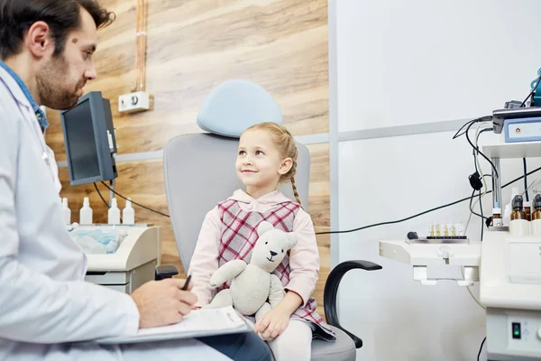 Gelukkig Schattig Kind Met Speelgoed Naar Dokter Praten Luisteren Naar — Stockfoto