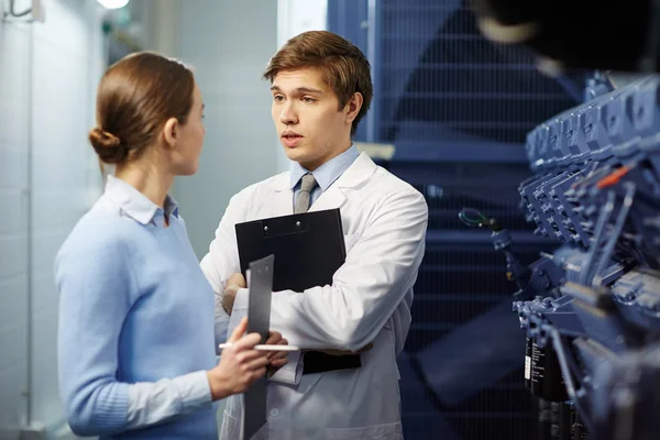 Personal Joven Del Centro Datos Técnico Consultando Sobre Nuevos Equipos — Foto de Stock