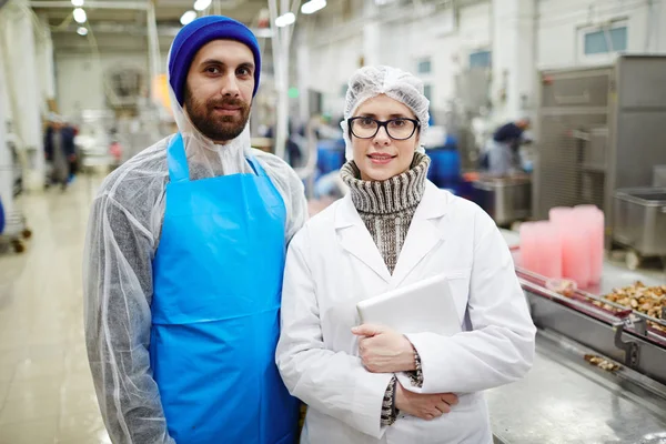 Young Staff Working Uniform Looking Camera Work Fish Factory — Stock Photo, Image