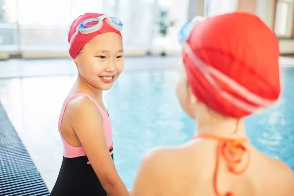 Carino Ragazza Asiatica Cuffia Nuoto Occhiali Parlare Con Suo Amico — Foto Stock