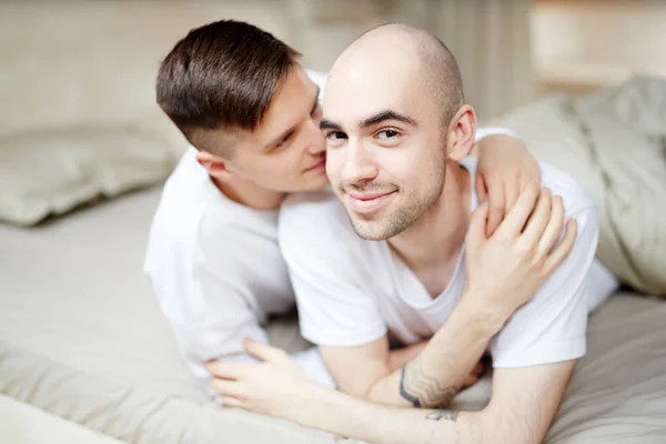 Les Jeunes Homosexuels Affectueux Gars Couchés Dans Lit Profiter Passer — Photo