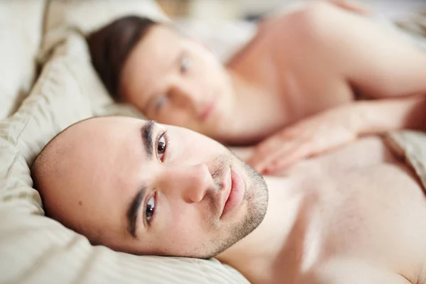 Bald Guy Lying Bed His Head Pillow Looking Camera His — Stock Photo, Image