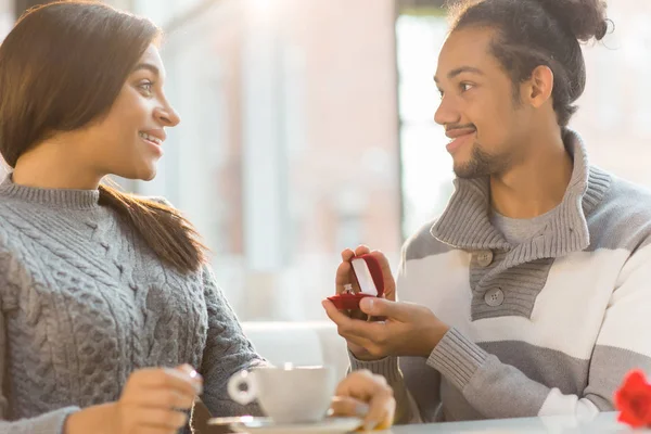 Verrast Meisje Kijkend Naar Haar Vriendje Met Open Ring Box — Stockfoto