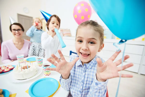幼稚園でお祝いテーブルで楽しみながら喜びを表現するかわいらしい子供 — ストック写真