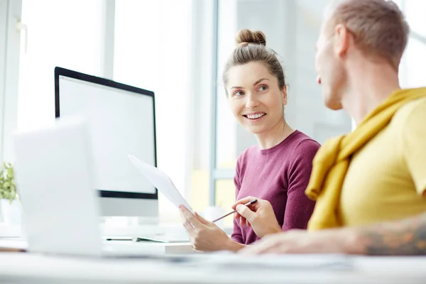 Unga Chefer Eller Ekonomer Förklara Business Avtalsvillkoren Till Annan — Stockfoto