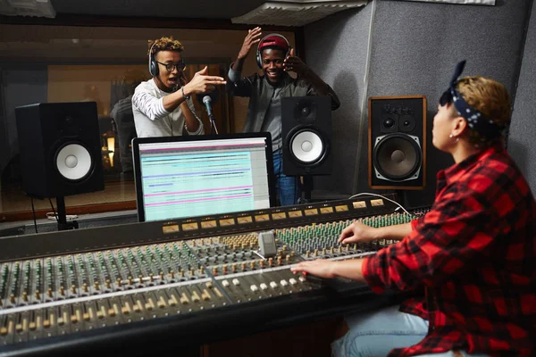 Músicos Emocionados Cantando Sus Canciones Estudio Delante Del Operador Haciendo — Foto de Stock