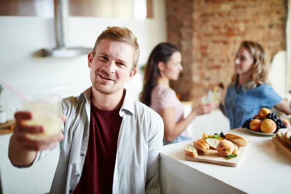 Chico Feliz Animándose Con Bebida Casera Con Dos Chicas Hablando —  Fotos de Stock