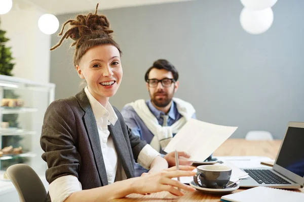 Joven Empresaria Exitosa Con Moño Rastas Cabeza Mirando Cámara Desde — Foto de Stock