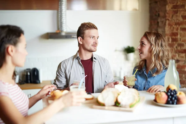 Kleine Gruppe Von Freunden Mit Getränken Und Gesprächen Der Küche — Stockfoto