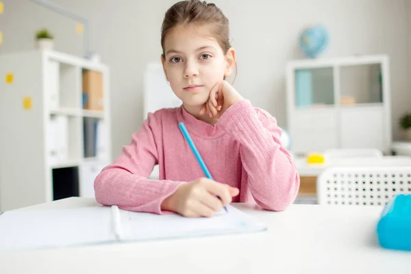 Entzückendes Schulmädchen — Stockfoto