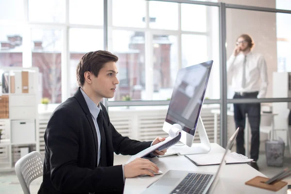 Jonge Analist Pak Zitten Door Bureau Voor Computermonitor Document Lezen — Stockfoto