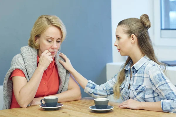 Jonge Collega Troostend Volwassen Vrouw Zittend Een Café Door Kopje — Stockfoto