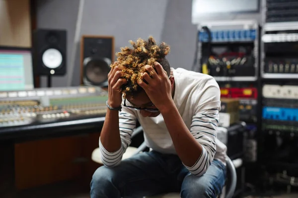 Pensive Hipster Fyr Sidder Studiet Plader Med Hovedet Hænderne - Stock-foto