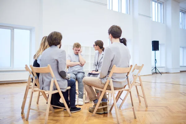 Groep Jongeren Met Problemen Zitten Kring Stoelen Apathisch Man Kijken — Stockfoto