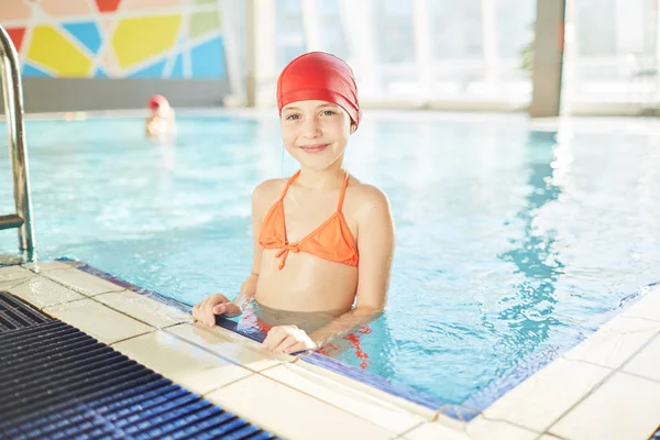 Attraktiva Flicka Badkläder Står Vatten Kanten Poolen Och Titta Kameran — Stockfoto