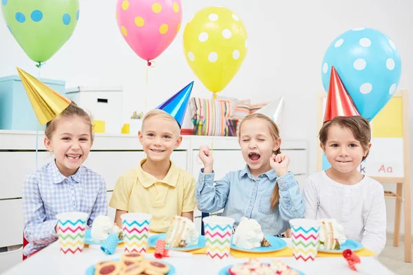 Crianças Excitadas Bonés Aniversário Sentadas Mesa Festiva Divertindo Jardim Infância — Fotografia de Stock