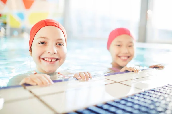 Linda Sonrisa Amigable Chicas Gorras Baño Mirando Cámara Fuera Del — Foto de Stock