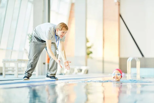 Feliz Entrenador Animando Joven Estudiante Mientras Ella Nada Piscina —  Fotos de Stock