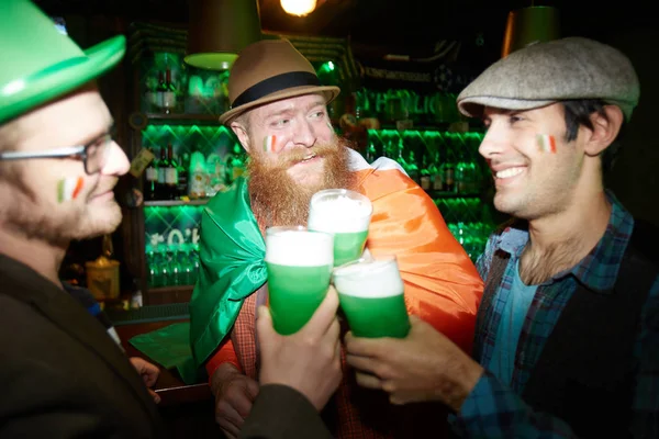 快乐的爱尔兰人在庆祝圣帕特里克节时无比的泡沫啤酒杯 — 图库照片