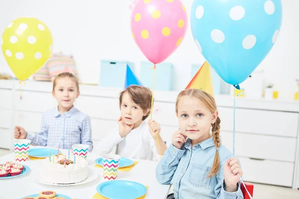 Niedliche Kinder Mit Bunten Luftballons Schauen Die Kamera Während Sie — Stockfoto