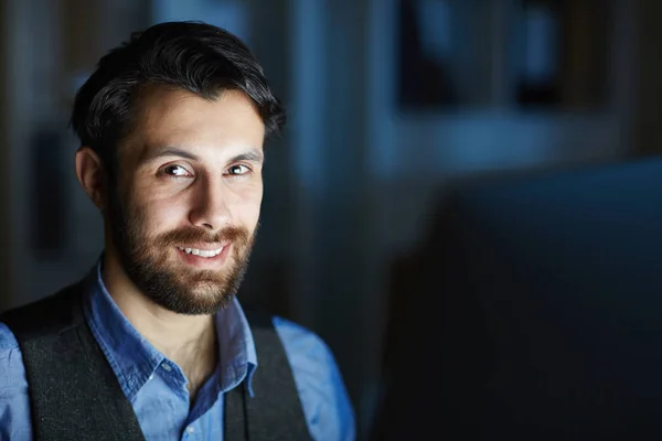 Smiling Businessman Looking Camera Dark Office While Working Overtime — Stock Photo, Image