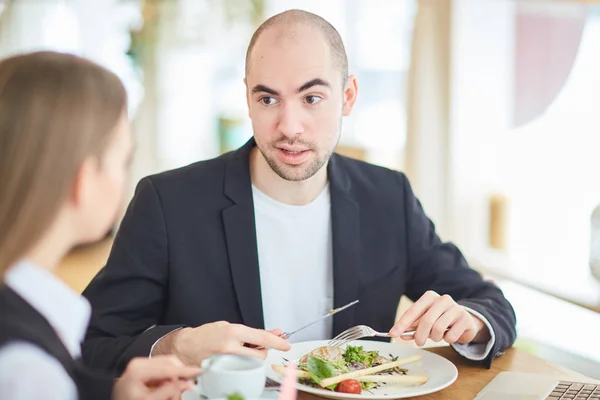 Młodych Biznesmenów Omawiając Nowe Pomysły Pracy Przez Lunch Restauracji — Zdjęcie stockowe