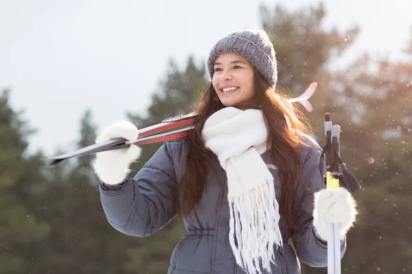 Friska Och Aktiva Unga Kvinnliga Hålla Skidor Samtidigt Som Letar — Stockfoto