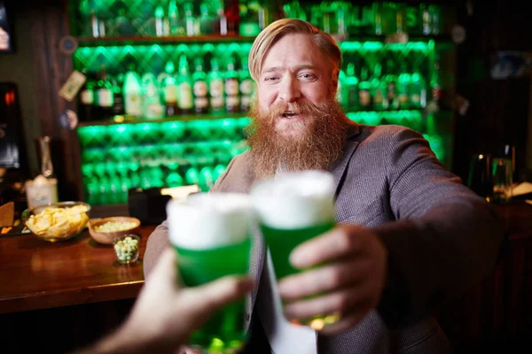 Homem Barbudo Feliz Brindando Com Seu Amigo Pub Irlandês Dia — Fotografia de Stock