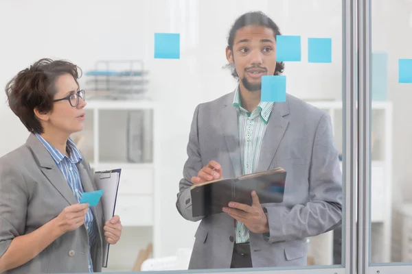 Interkulturella Kollegor Formalwear Läsa Anteckningar Transparent Office Ombord — Stockfoto