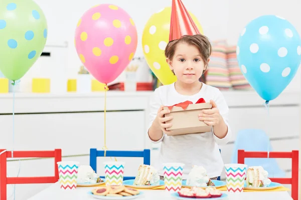 Junge Hält Schachtel Mit Geburtstagsgeschenk Bei Feier Kindergarten — Stockfoto
